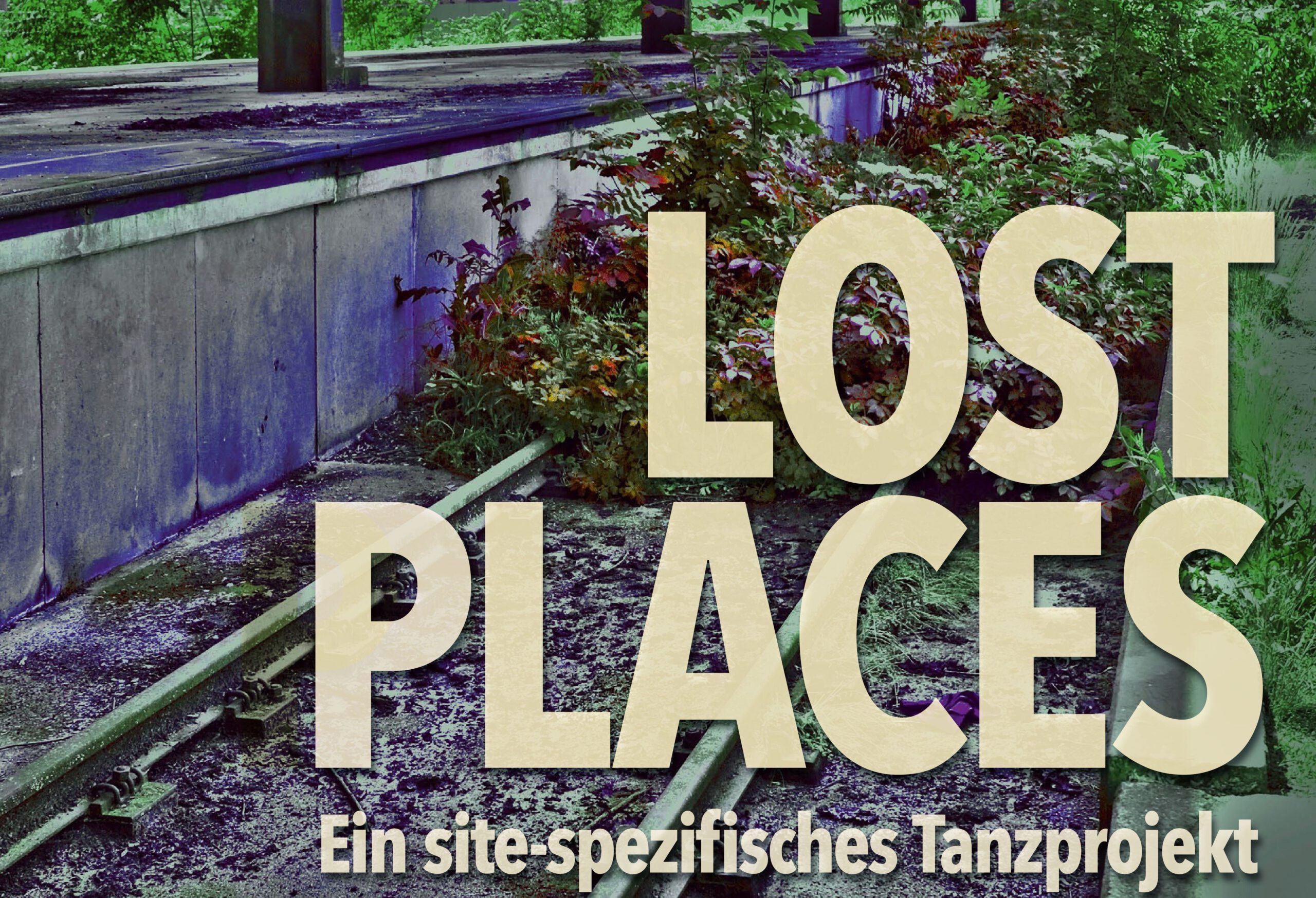 auf dem Bild steht der Text Lost Places Ein Site-Spezifisches Tanzprojekt. Im Hintergrund ist ein verlassener Bahnsteig zu sehen. Gebüsch wuchert über die Bahngleise.
